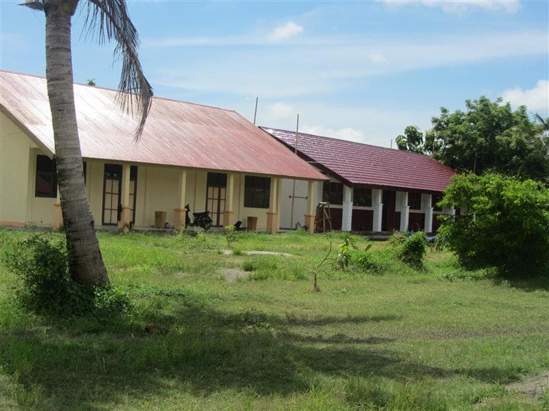 Gedung ruang kelas dan taman sekolah